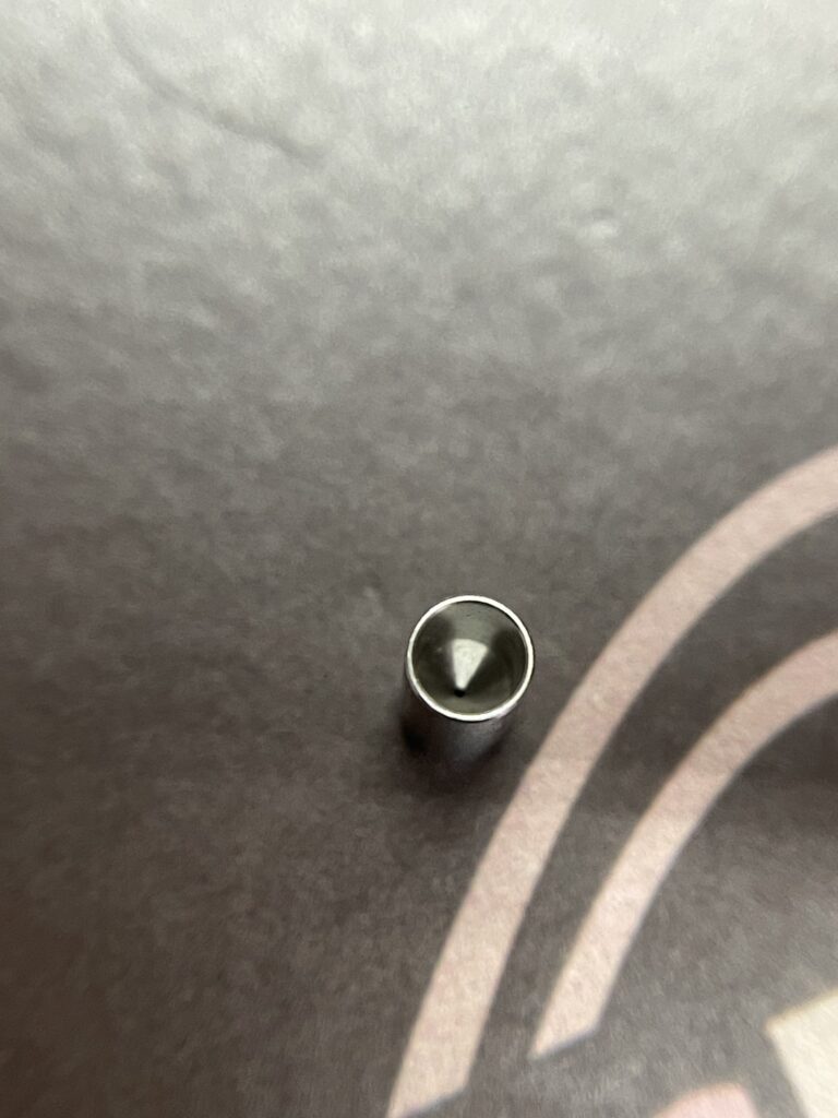 内径に小さい穴