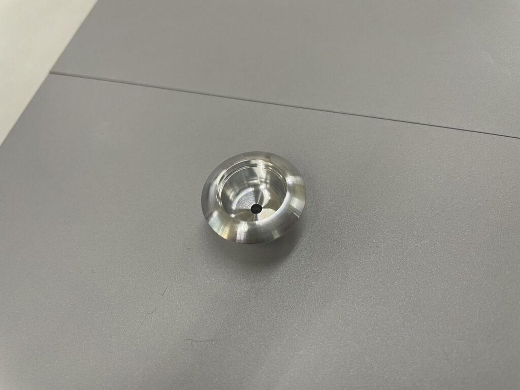 球状の旋盤加工品