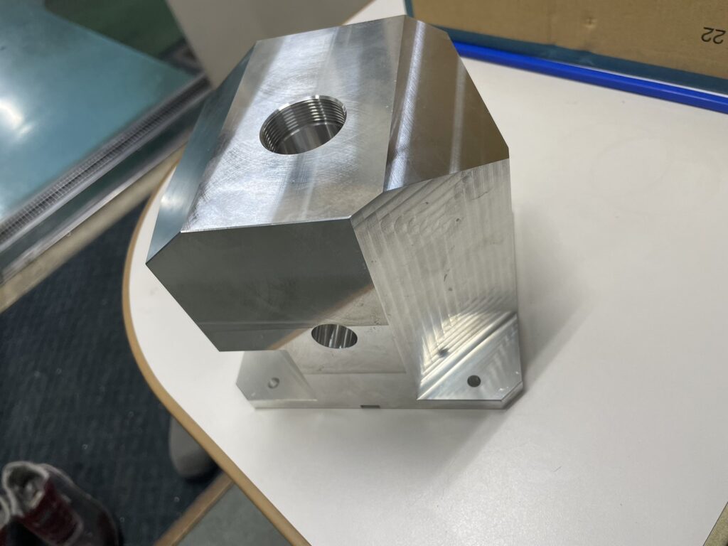 大きな5軸加工品