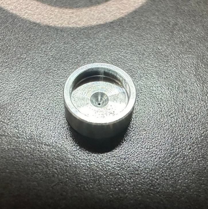 Φ0.1の小さい穴
