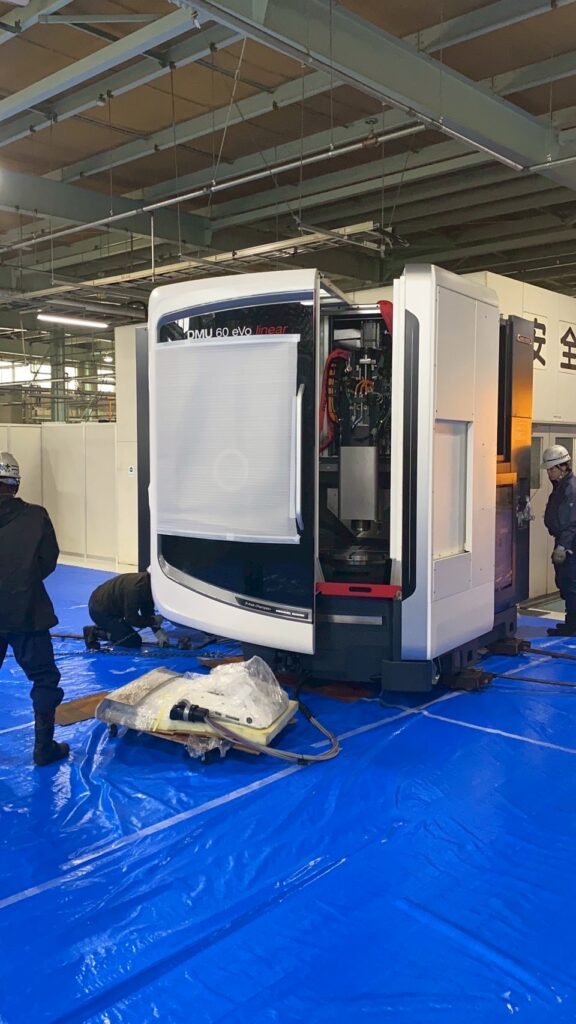 新5軸加工機の搬入