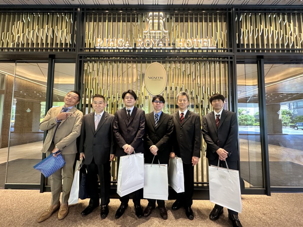 ㈱アスク リーガロイヤル前で記念撮影②